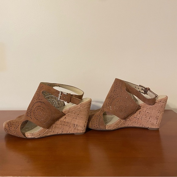 NWOT Isaac Mizrahi Live Seismic Suede Wedge Sandals Tan Brown Heels Leather 6.5 - Picture 9 of 11